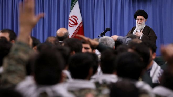خامنه‌ای در حال سخنرانی برای بسیجی‌ها