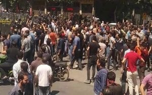 تظاهرات و درگیری جوانان  منطقه شاپور جدید اصفهان  با یکان ضدشورش