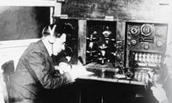 تاسیس نخستین ایستگاه رادیویی