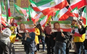 ایرانیان آزاده با حمل تصاویر مریم رجوی به حضور ظریف در کنفرانس مونیخ اعتراض میکنند