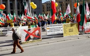 ایرانیان آزاده به حضور ظریف در کنفرانس مونیخ اعتراض میکنند