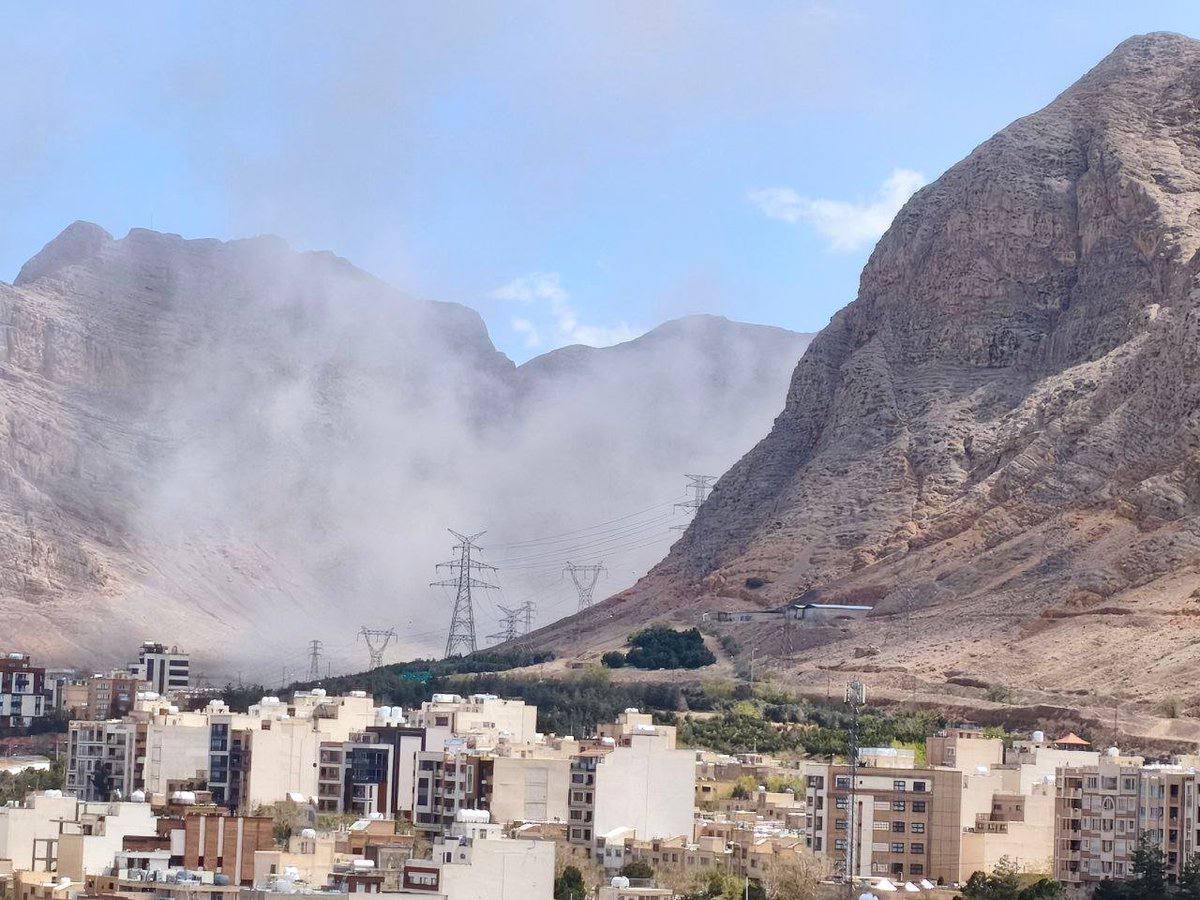 اصفهان ۷ فروردین  پشت کوه صفه دو سه بار صدا انفجار اومد