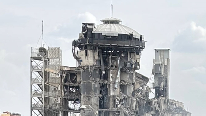 ساختمان اپتیک صاایران در بلوار کاوه اصفهان پس از حمله هوایی